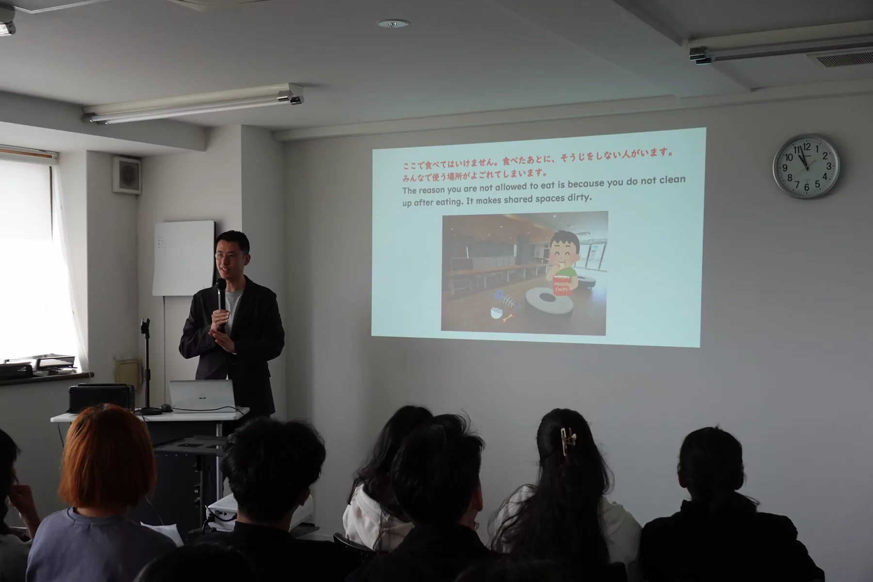 入学後のオリエンテーションで説明を受ける学生