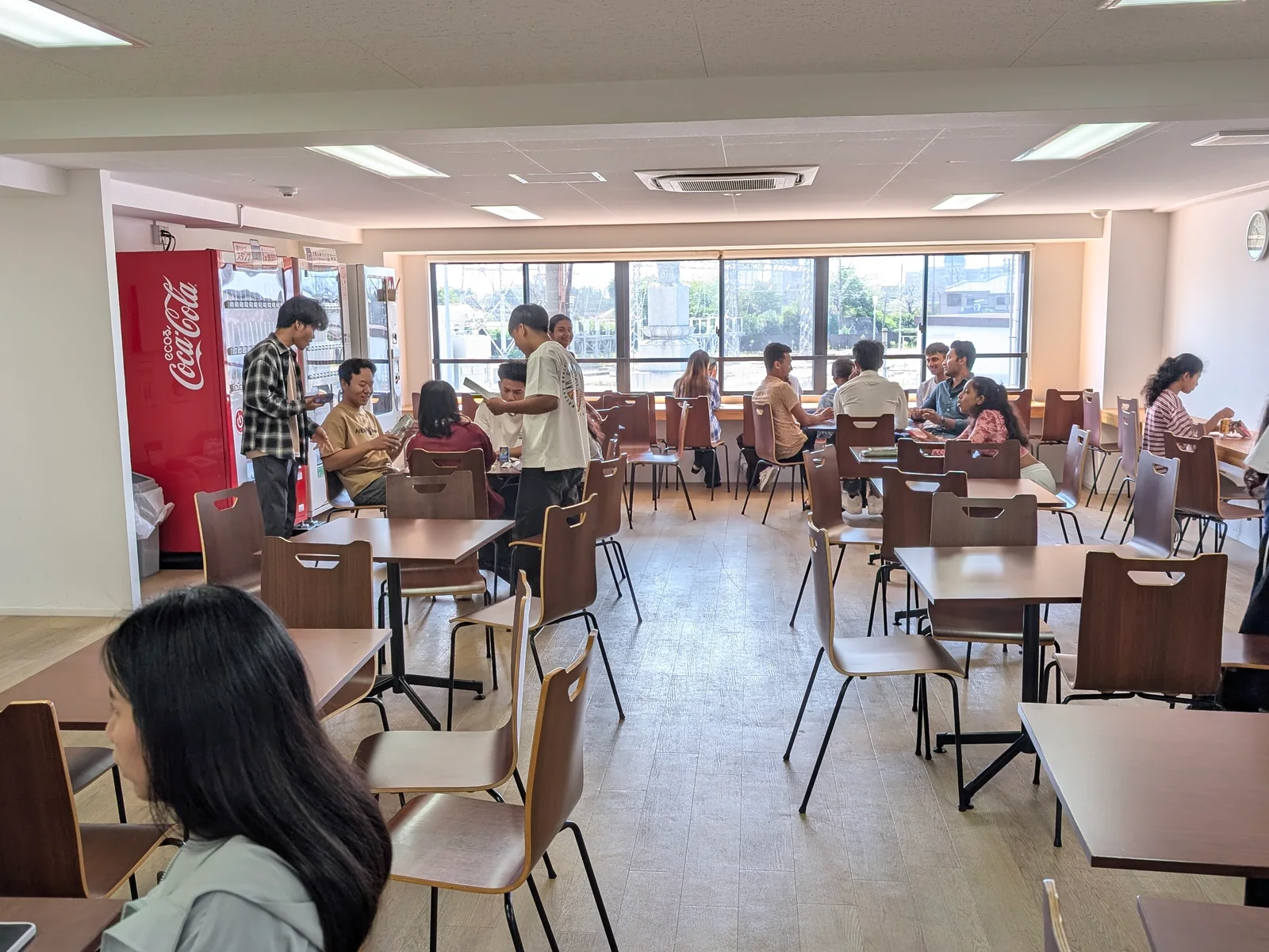 学生が利用しているアース外語学院のラウンジ