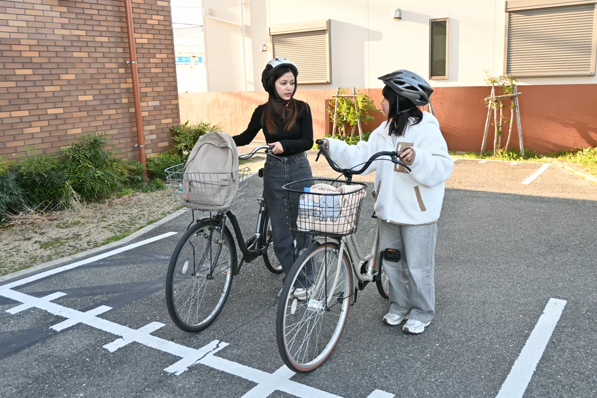 自転車で通学する学生の様子