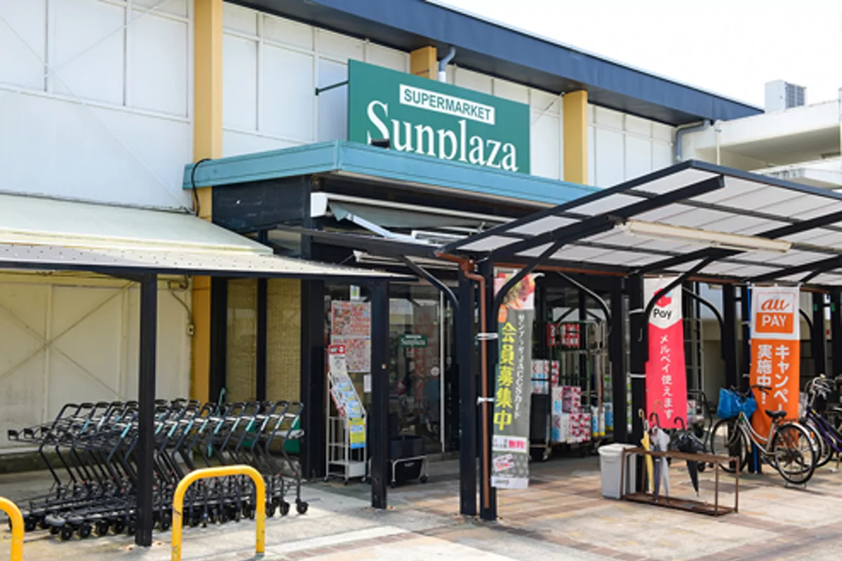 買い物先で生活用品を選ぶ様子