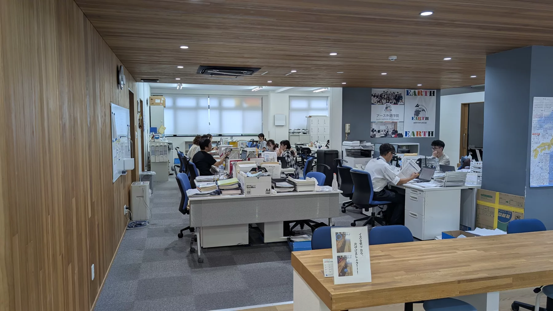アース外語学院の職員室の様子