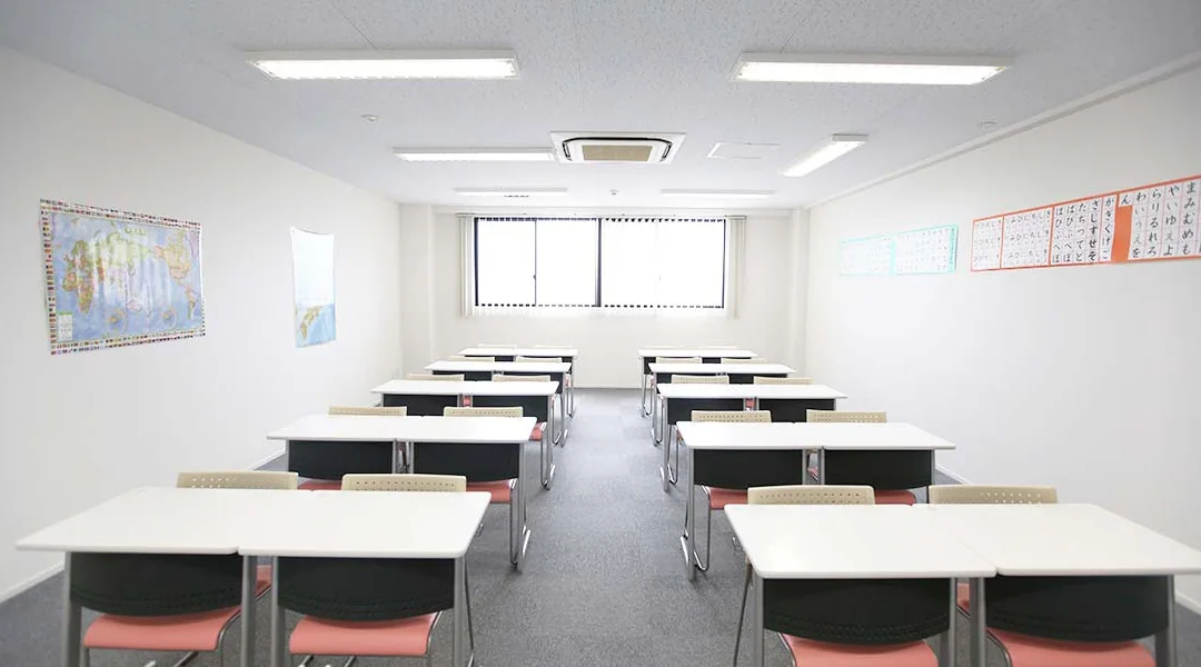 アース外語学院の明るい教室
