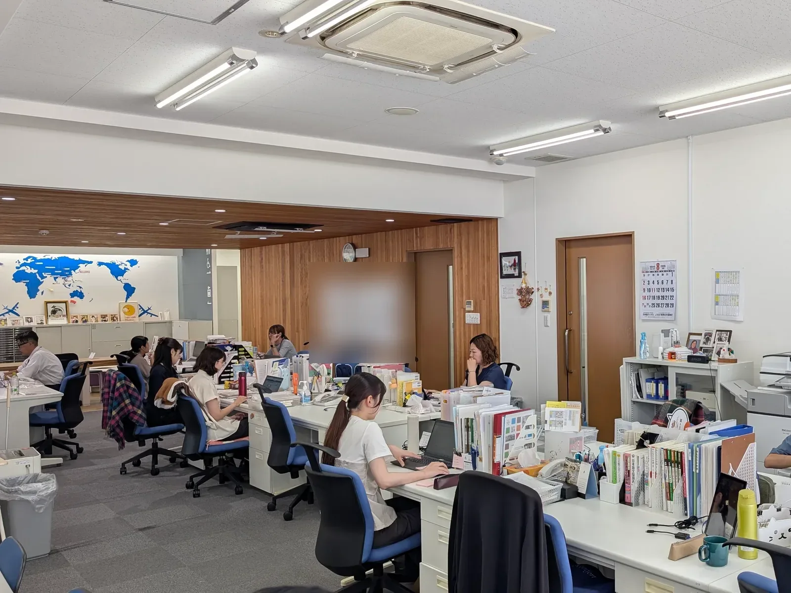 アース外語学院の職員室とスタッフの様子