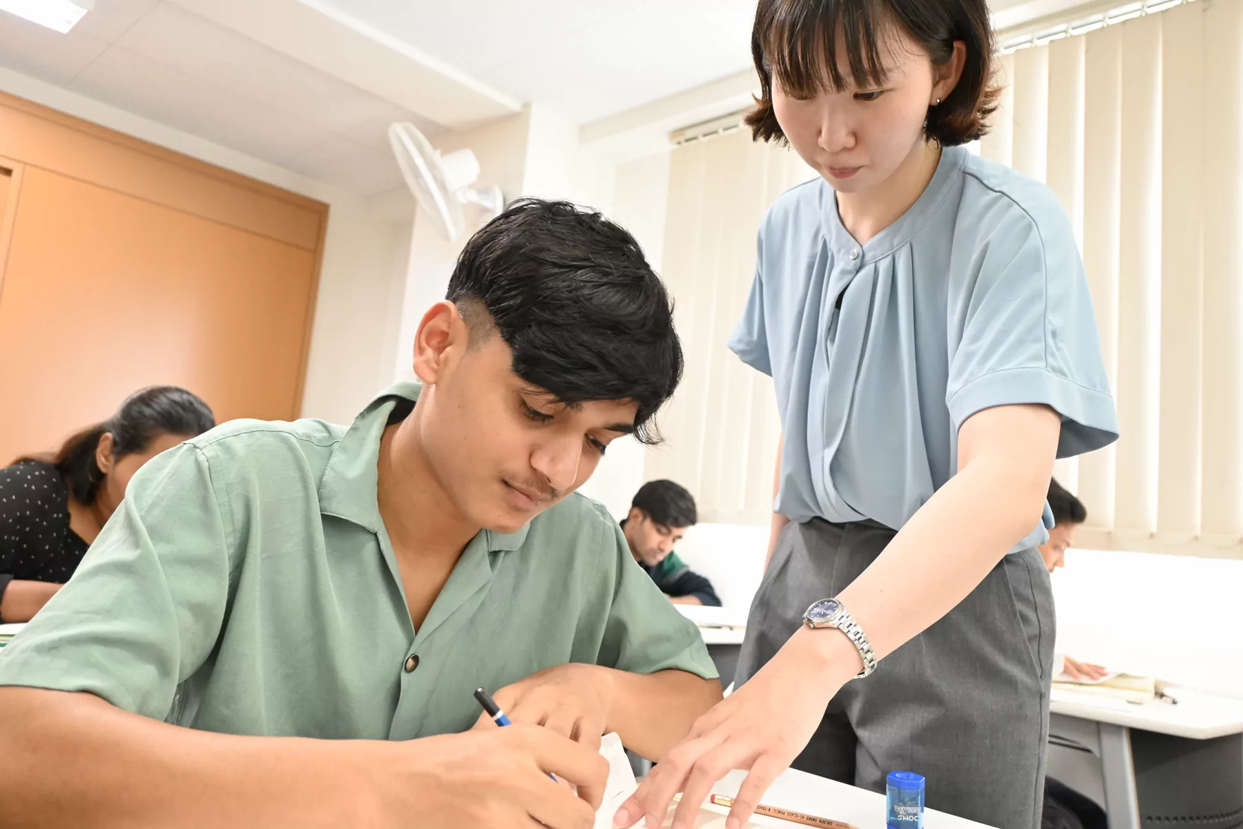 学生一人ひとりに寄り添って指導する学校スタッフ