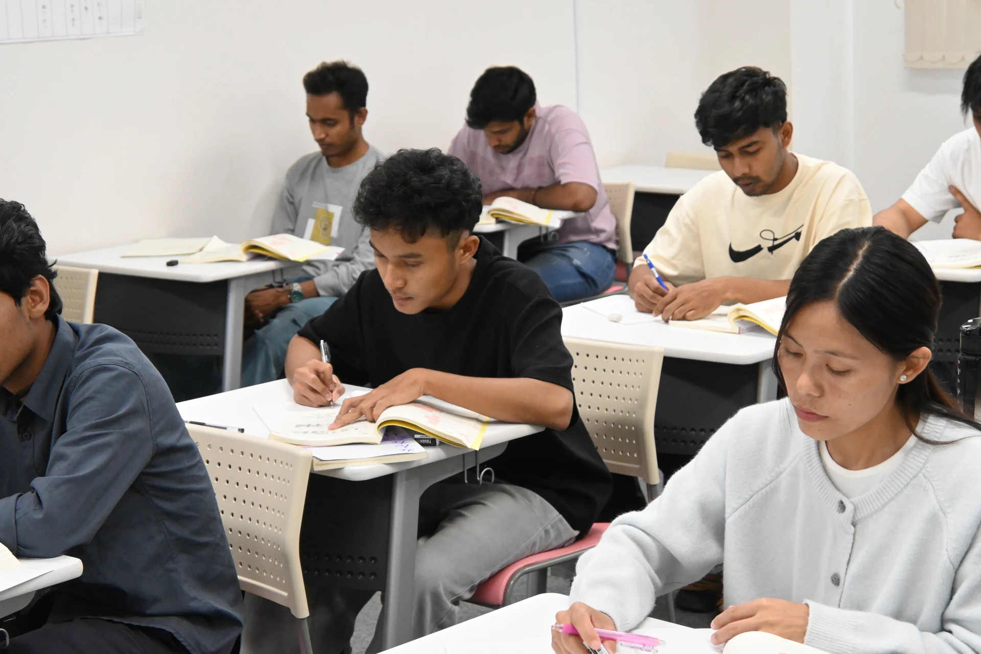 アース外語学院で日本語の授業を受ける学生たち