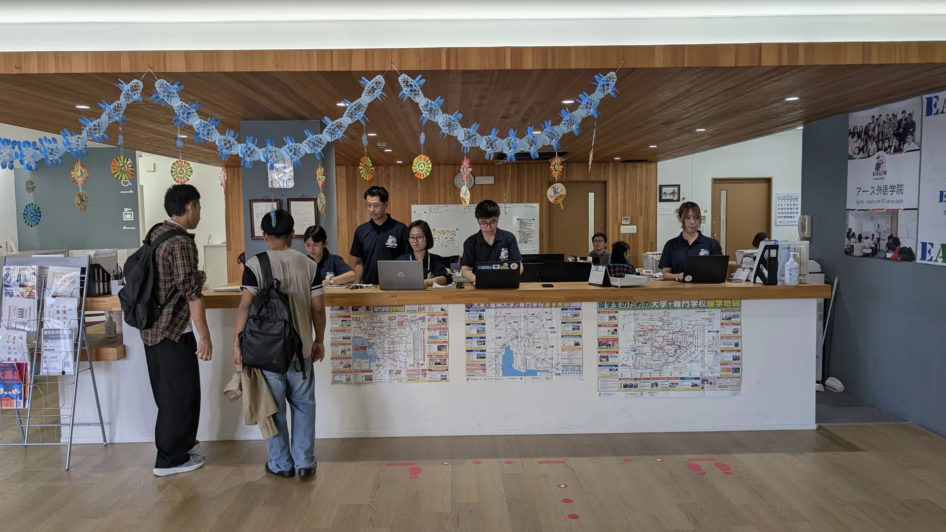 学院の受付と学生たち