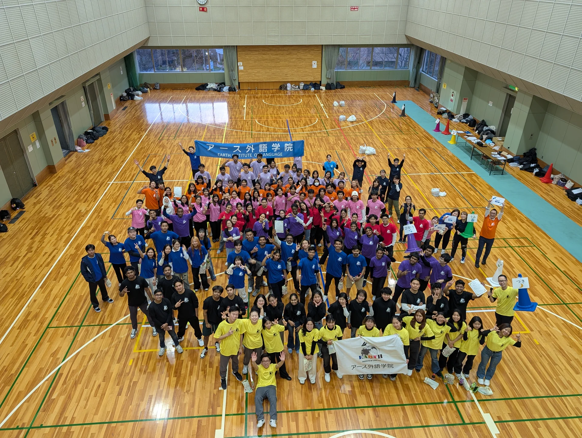 体育館での学校行事の集合写真